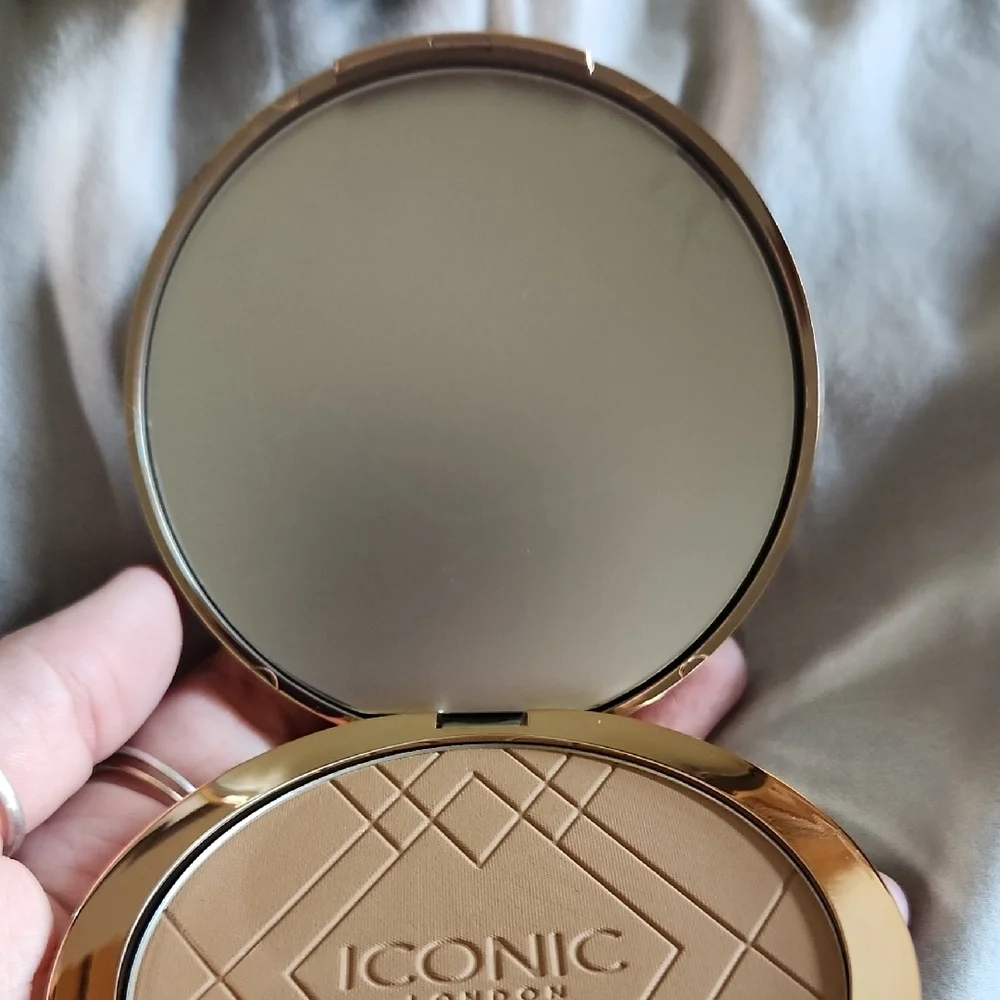 ICONIC London Bronzing Powder in White and Tan